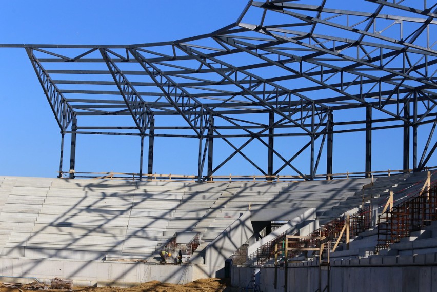 Stalowe konstrukcje dachowe nad stadionem i halą sportową...