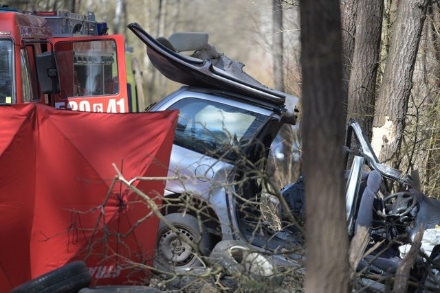 W świąteczny poniedziałek na drodze  Rulewo- Grupa zginął 41-letni mieszkaniec powiatu świeckiego kierujący volkswagenem sharanem