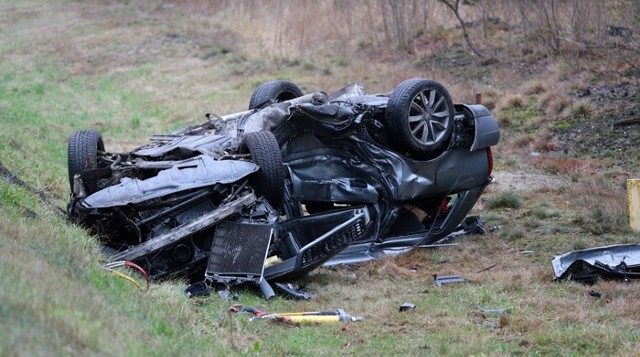 Do tragicznego wypadku doszło w Wigilię 24 grudnia na trasie Zielona Góra &#8211; Leśniów Wielki. Na łuku drogi audi wpadło w poślizg i czołowo uderzyło w citroena. Zginał młody kierowca audi, a cztery osoby z citroena zostały przewiezione do szpitala.