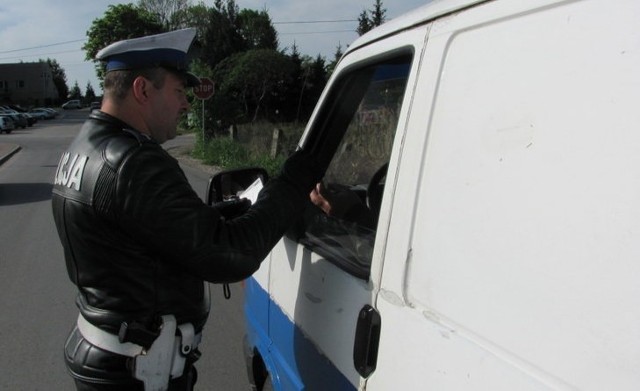 Policjanci szczegółowo sprawdzali dokumenty kierowców i pojazdów