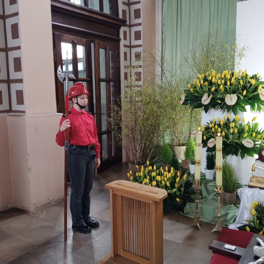 Druhowie i młodzi strażacy pełnili wartę przy Grobie Pańskim w kościele w Masłowie. Zobacz zdjęcia