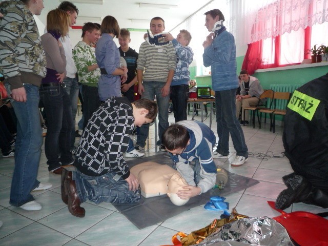 Zajęcia z udzielania pierwszej pomocy skierowane są do młodzieży w wieku od 13 - 19 lat, członków Młodzieżowych Drużyn Pożarniczych z Rzeczniowa i Rzechowa. 