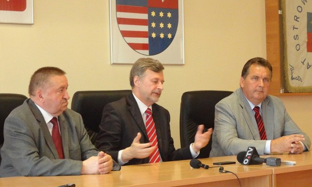 Były minister zdrowi Marek Balicki (w środku) rozmawiał w Ostrowcu ze starostą Zdzisławem Kałamagą (z prawej) i dyrektorem szpitala Józefem Grabowskim.