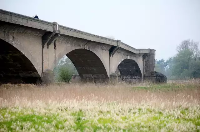 Imponująca konstrukcja mostu w Kłopocie powstała w roku 1919 r. Do dziś jest atrakcją turystyczną regionu. Most nie spina już jednak dwóch brzegów Odry.