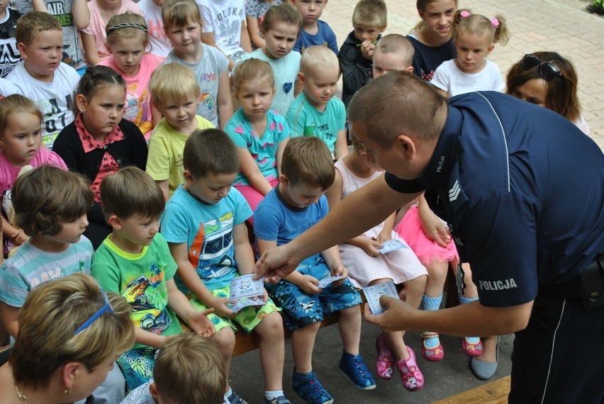 W Radziejowie i Pocierzynie policjanci i strażacy rozmawiali z dziećmi o bezpiecznych wakacjach nad wodą