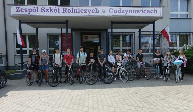 Grupa uczniów z Zespołu Szkół Rolniczych w Cudzynowicach wraz z instruktorami uczestniczyła w trzydniowym rajdzie rowerowym.