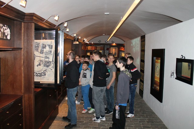 Uczniowie Publicznego Gimnazjum w Mirowie w jednej z sal muzeum w Kielcach oglądali m.in. zdjęcia i kopie dokumentów.