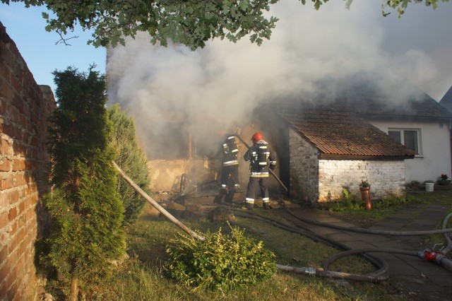 W sobotę około godziny 19:30 doszło do pożaru w budynku mieszkalnym w Bruskowie Wielkim. Jak udało nam się ustalić poszkodowane zostały dwie osoby. Jedna z nich została odwieziona do słupskiego szpitala. Pożar udało się już opanować.  Wkrótce więcej informacji, zdjęcia i materiał wideo.