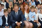 Donald Tusk odwiedził szkołę jubilatkę w Chmielnie. Prywatna wizyta przewodniczącego Rady Europejskiej na Kaszubach[zdjęcia]