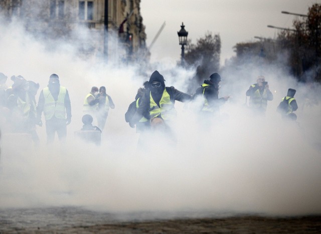 Protest "żółtych kamizelek" w Paryżu