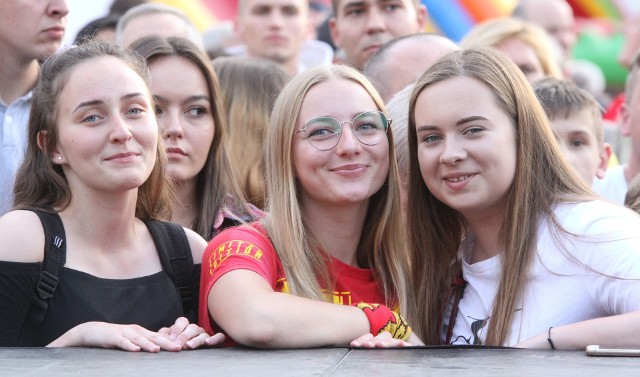 W piątek na kieleckim Rynku odbyła się prezentacja Korony Kielce przed nowym sezonie w ekstraklasie. Dopisała pogoda, przyszło wielu kibiców, którzy chcieli zobaczyć nowa drużynę Żółto-Czerwonych. Jeśli byliście Państwo na tej prezentacji, to znajdziecie się na naszych zdjęciach.