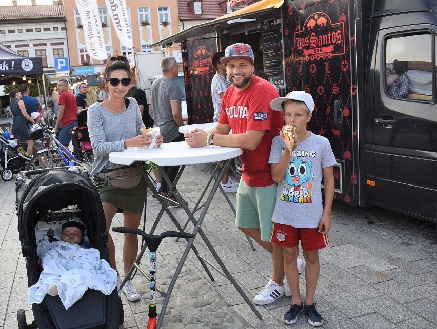 Trwa Festiwal Food Trucków i Piw Rzemieślniczych w Oświęcimiu, czyli wielka kulinarna fiesta dla smakoszy na Rynku [ZDJĘCIA]