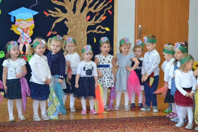 Pasowanie na przedszkolaka w przedszkolu w Sędziszowie. Do grona najmłodszych dołączyły Motylki i Słoneczka.