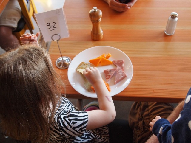 Jednymi z częściej wyszukiwanych typów restauracji są takie dostosowane do dzieci. Rodzice nierzadko szukają miejscówek, do których bez problemu będą mogli przyjść całą rodziną.Sprawdź listę restauracji przyjaznych dzieciom w Poznaniu --->