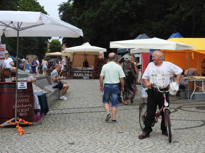 Augustów. Trwają targi Polska Smakuje. Wystawcy zaprezentowali swoje popisowe produkty