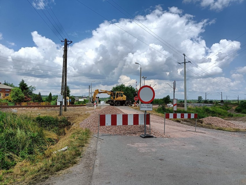 Trwa budowa przystanku kolejowego w Rudzie Wielkiej, niedaleko Radomia. Pasażerom będzie łatwiej dostać się do pociągu
