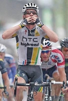 Mark Cavendish celebruje etapowe zwycięstwo Fot. PAP/EPA/IAN LANGSDON