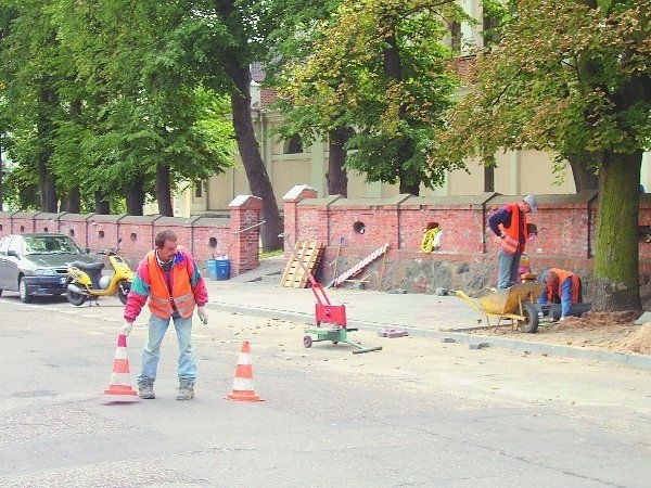 Przy kościele pw. św. Wawrzyńca w Nakle  wciąż trwają prace drogowe. Tymczasem  ekip Zakładu Robót Publicznych wyglądają  już niecierpliwie mieszkańcy ul. Długiej,  gdzie ma być wymieniany kolektor  ściekowy.