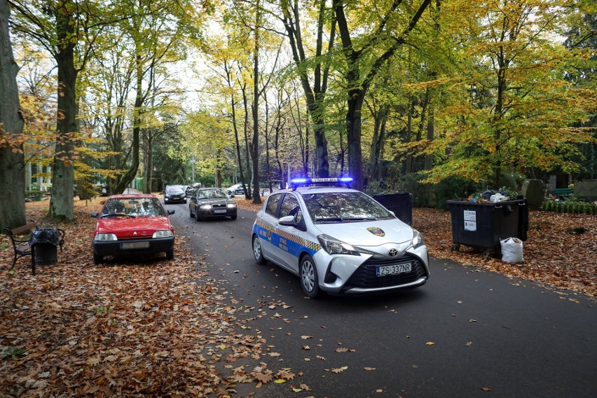 Na cmentarzach w całej Polsce ludzie sprzątają i dekorują...