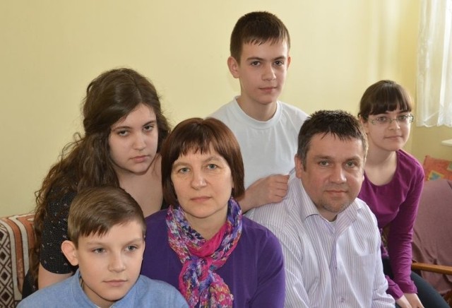 Rodzina Bielów z Radomia ma nadzieję na to, że pomysł wsparcia dla wielodzietnych rodzin zostanie zrealizowany. Na zdjęciu Antoni najmłodszy syn (od lewej), córka Malwina, mama Iwona, syn Franek, tata Zbigniew i córka Małgosia.