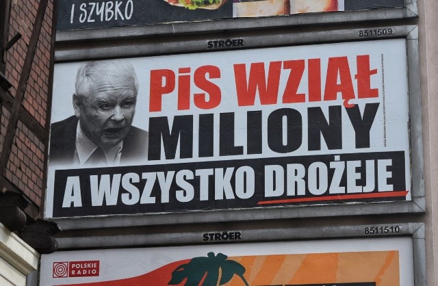 Na ulicach całej Polski pojawiły się plakaty z hasłami zaczynającymi się od słów "PiS wziął miliony" z wizerunkiem Jarosława Kaczyńskiego. W Poznaniu można je zobaczyć m.in. na ul. Dąbrowskiego czy skrzyżowaniu ul. Lechickiej i Piątkowskiej.Przejdź do kolejnego zdjęcia --->