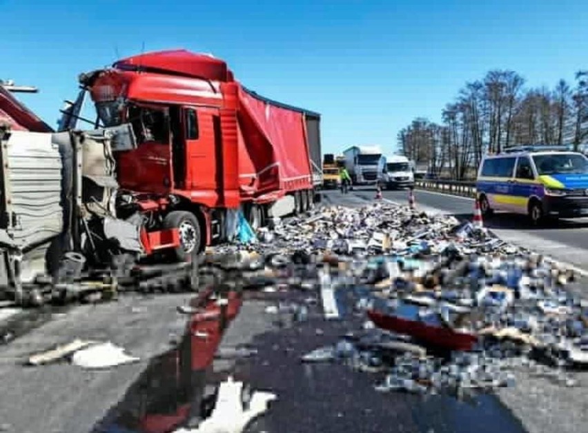 Na niemieckiej autostradzie A10 zderzyły się dwie ciężarówki...