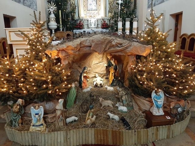 W pięknej oprawie mogą przezywać okres świąt Bożego Narodzenia wierni z parafii pod wezwaniem Najświętszej Maryi Panny w Kazimierzy Małej.Szopka oraz kościół rozświetlony setkami robią wrażenie. Ten widok podoba się zapewne nie tylko najmłodszym parafianom  - zobaczcie na kolejnych slajdach >>>