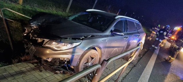 Kierowca samochody marki Kia wjechał w barierki w Pniewach na krajowej „50”.