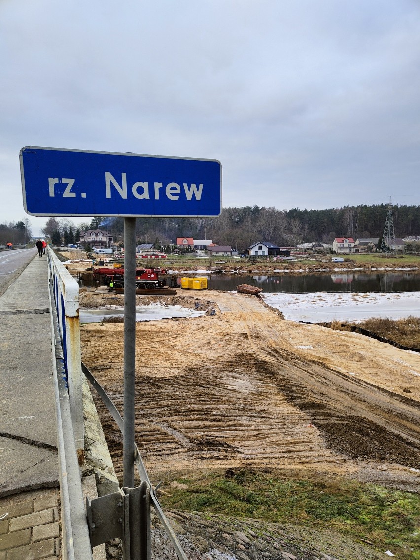 Tak powstaje most tymczasowy przez Narew w ciągu DK 64
