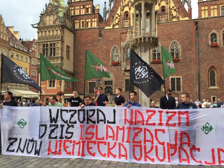 Protesty we Wrocławiu: "Wczoraj nazizm, dziś islamizacja" oraz "Wrocław wita uchodźców" [ZDJĘCIA]