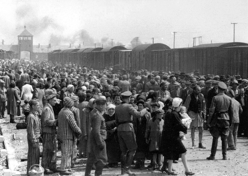 Węgierscy Żydzi przed wysłaniem do komór gazowych w obozie...