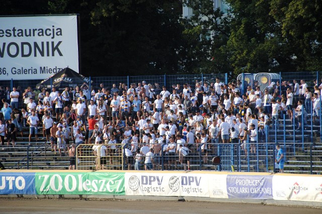 eWinner Apator Toruń pokonał Abramczyk Polonię Bydgoszcz 55:35 w pierwszych po siedmiu latach przerwy żużlowych Derbach Pomorza. Co o tym sądzą kibice "Aniołów"? Wybraliśmy najciekawsze komentarze!Na następnych zdjęciach komentarze toruńskich kibiców. Aby przejść do galerii, przesuń zdjęcie gestem lub naciśnij strzałkę w prawo.