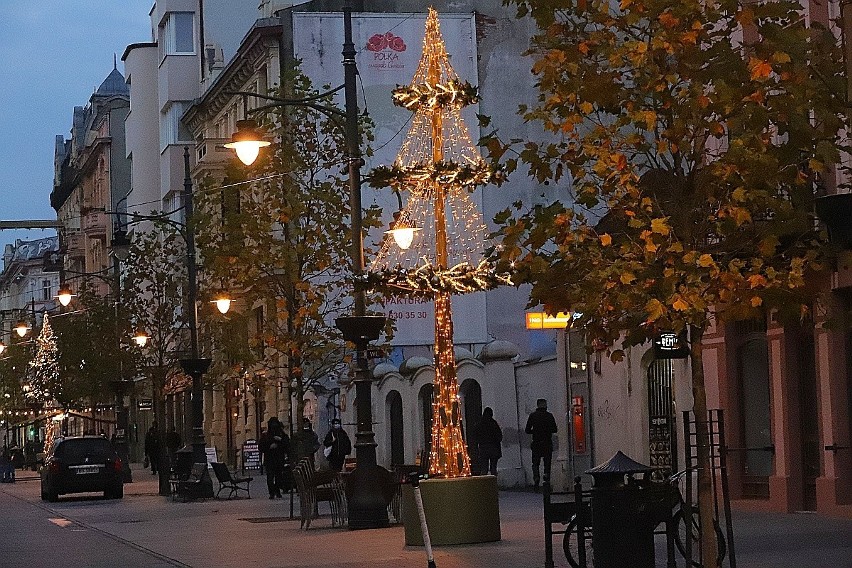 Iluminacja na Piotrkowskiej jest już niemal gotowa.