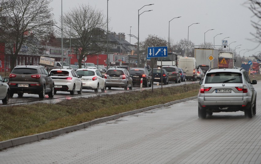 Poranne korki i zmiany w komunikacji. Jak poradzili sobie kierowcy i pasażerowie z okolic ulicy Cukrowej?