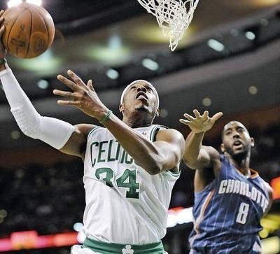 Paul Pierce (z lewej, Boston) i D.J. White (Charlotte) Fot. PAP/EPA/CJ GUNTHER CORBIS