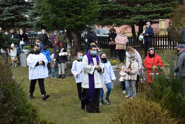 Dzisiejsze (sobota, 3.04.2021 r.) błogosławieństwo pokarmów w parafii Miłosierdzia Bożego w Miastku odbyło się na zewnątrz (a nie w kościele) przy krzyżu z ołtarzem polowym. Ma to oczywiście związek z obostrzeniami dotyczącymi pandemii koronawirusa. Poświęcenia pokarmów dokonał ksiądz Michał Kudźma.