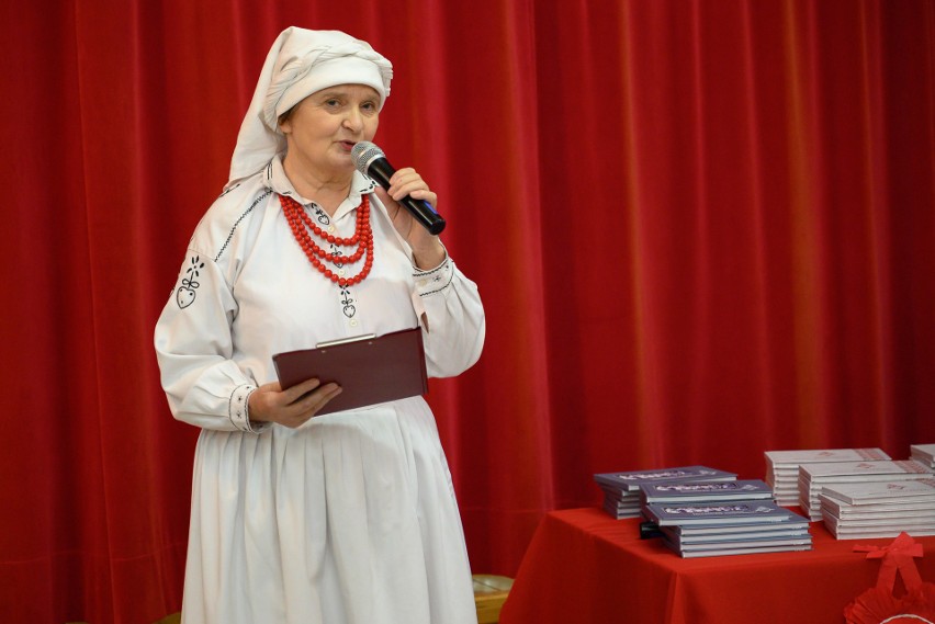 Gmina Nowa Dęba. Halina Ordon nie będzie już szefową Centrum Kultury Lasowiackiej w Cyganach. Piękne pożegnanie podczas prezentacji albumu