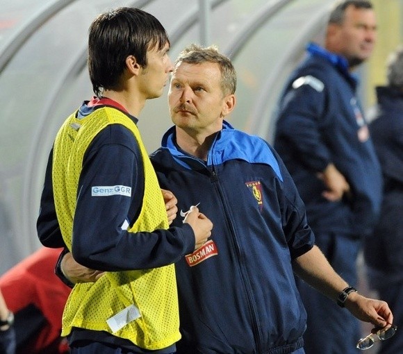 Piotr Mandrysz (z prawej) instruuje Przemysława Pietruszkę. Akurat do tego zawodnika szkoleniowiec Pogoni ma duże zaufanie.