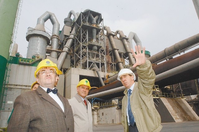 Andrzej Balcerek, prezez Górażdży Cement (z prawej) w trakcie oprowadzania gości po cementowni. (fot. archiwum)