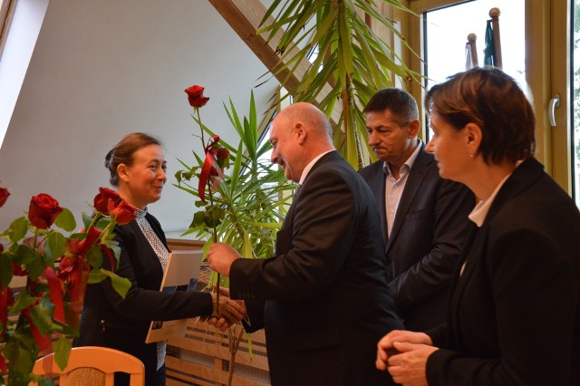 Nagrodę odbiera Sabina Gołembka, różę wręcza Ryszard Kontek.