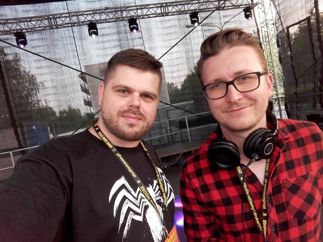 Na zdjęciu DJ Mike F - Michał Faryna i DJ Dev J - Michał Szczerba