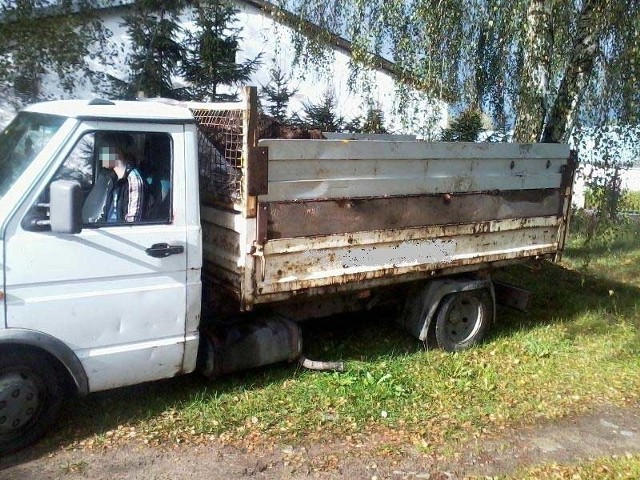 Kierowca ciężarówki, opuszczając skrzynię ładunkową, przygniótł sobie palce.