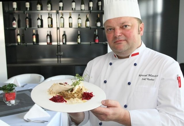 - Delikatne roladki z kurczaka na pęczaku są idealne na wiosenny obiad. Sos śmietanowy z migdałami podkreśla ich smak. To danie znajdzie się nowej karcie naszej restauracji - mówi Konrad Marcisz, szef kuchni hotelu Grafit w Kostomłotach I koło Kielc.