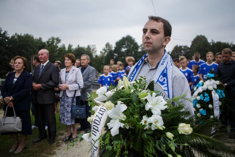 Tłumy pożegnały tragicznie zmarłego piłkarza. Miał 20 lat... [ZDJĘCIA]