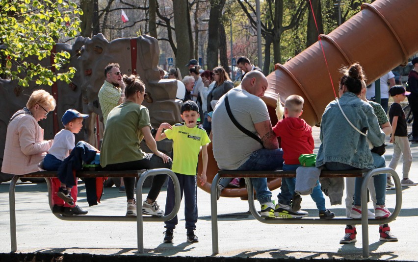 Plac zabaw w parku miejskim w Grudziądzu jest jednym z...