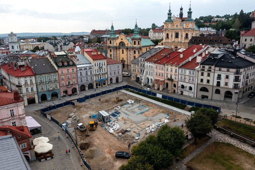 Trwa przebudowa Rynku w Przemyślu. Zobacz pierwsze efekty prac [ZDJĘCIA]