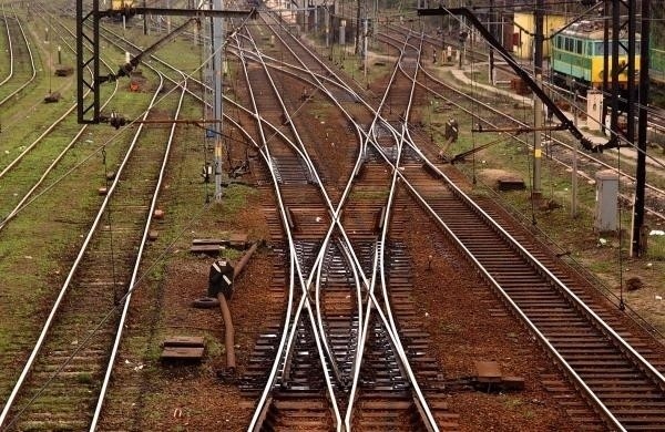 Pod pociąg relacji Poznań Piła wpadł młody mężczyzn, prawdopodobnie nie żyje.