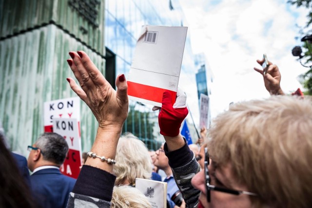 04.07 warszawa plac krasinskich protest pod sadem najwyzszym w ramach obrony sedziow najwyzszych i konstytucji konstytucja obywatele rp obrona konstytucji manifestacja biale roze  sedziowie najwyzszi wszyscy pod sad nzfot. szymon starnawski / polska press