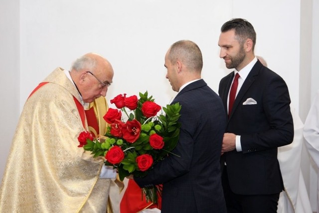 Łukasz Bajgierowicz – wójt Pysznicy oraz Krzysztof Skrzypek – przewodniczący Rady Gminy przekazali życzenia, kwiaty i list
