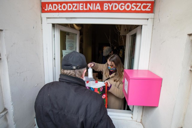 Finał akcji "Ciepło serca w słoiku" zaplanowany jest na sobotę 3 kwietnia 2021 roku. Tego dnia, o godzinie 12.00 odbędzie się wydawanie żywności w jadłodzielni „Wspólna spiżarnia” przy ul. Gdańskiej 79 w Bydgoszczy.